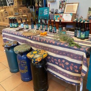 Mostrador con cervezas artesanas y accesorios en La Somniada Coop.V.