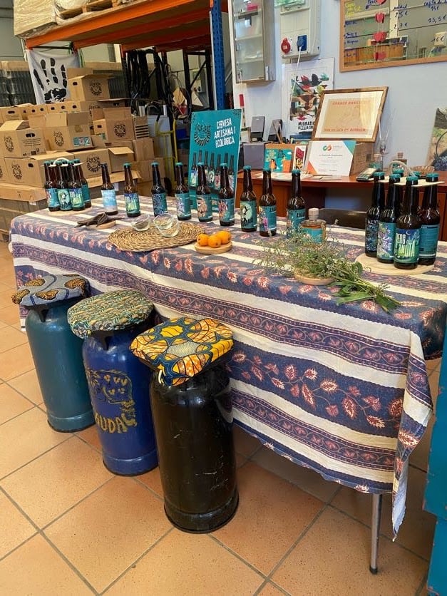 Cervecería L'audaç - La Somniada Coop.V Mostrador con cervezas artesanas y accesorios en La Somniada Coop.V.